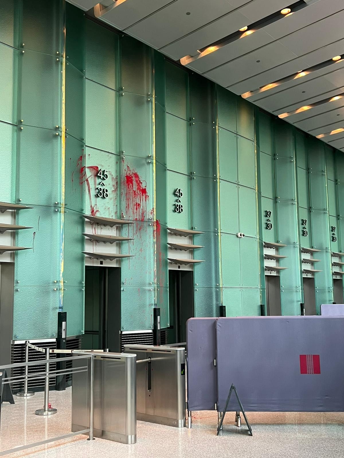 現場消息指，事發時涉事男子闖入長江中心，要求上樓見李嘉誠但遭阻止，其後在電梯大堂肆意淋紅油，一名保安員嘗試阻止時遇襲。 （網上圖片）