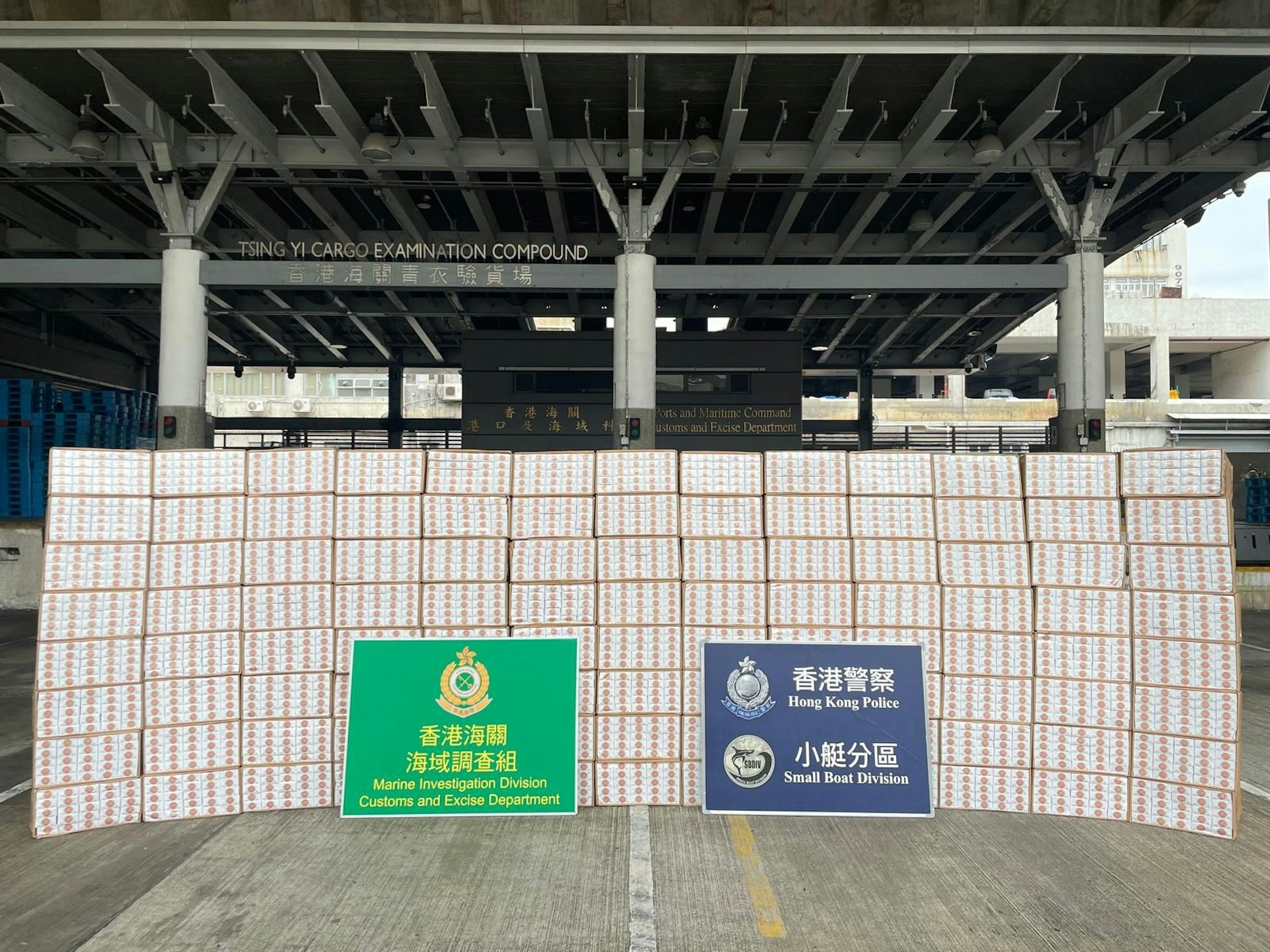 人員在現場及涉案貨車共檢獲116萬支懷疑私煙，估計市值約520萬元，應課稅值約380萬元，並扣查有關涉案貨車。（警方圖片）