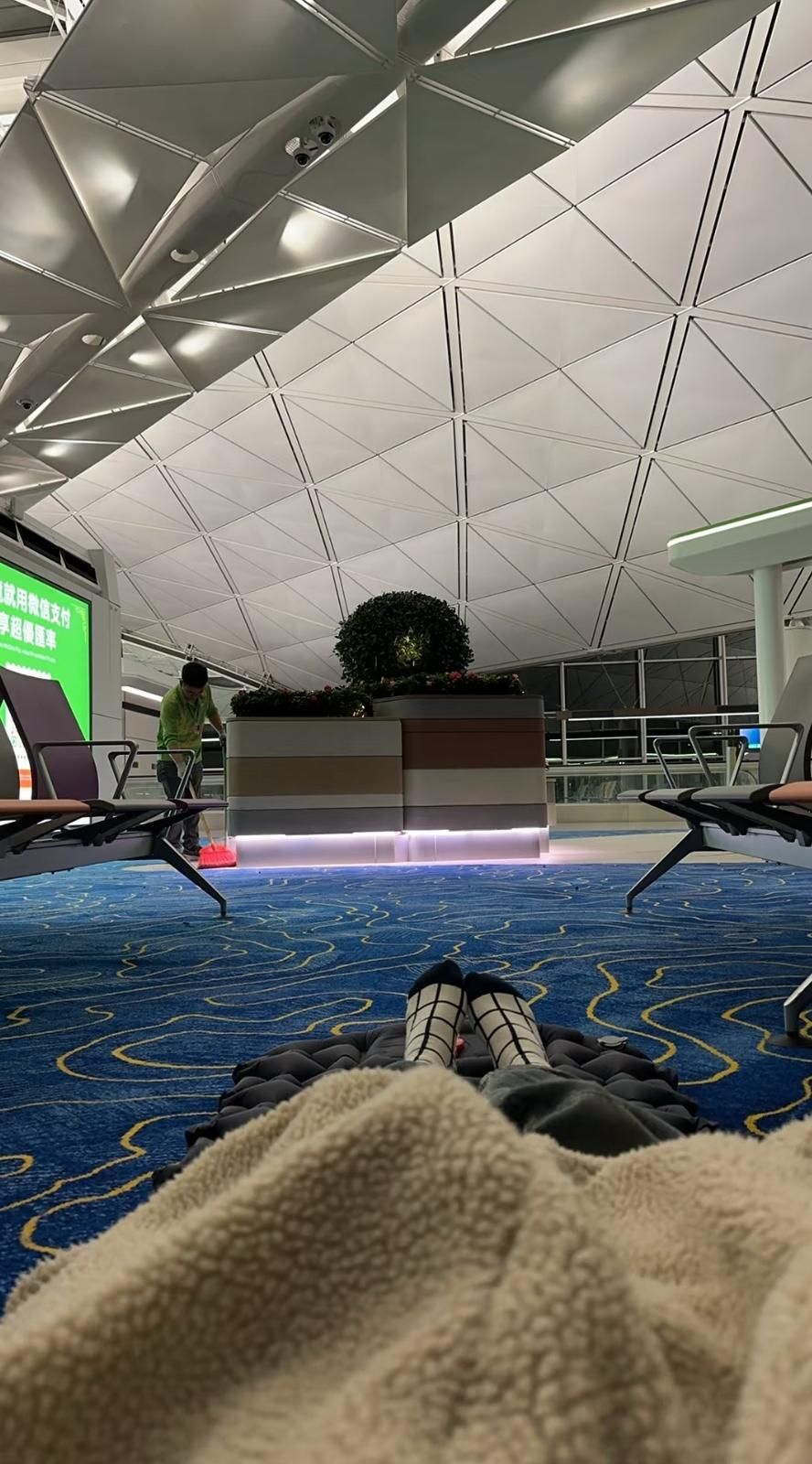 五一黃金周｜內地女教香港機場窮遊過夜攻略，稱「放下羞恥心」睡地上。