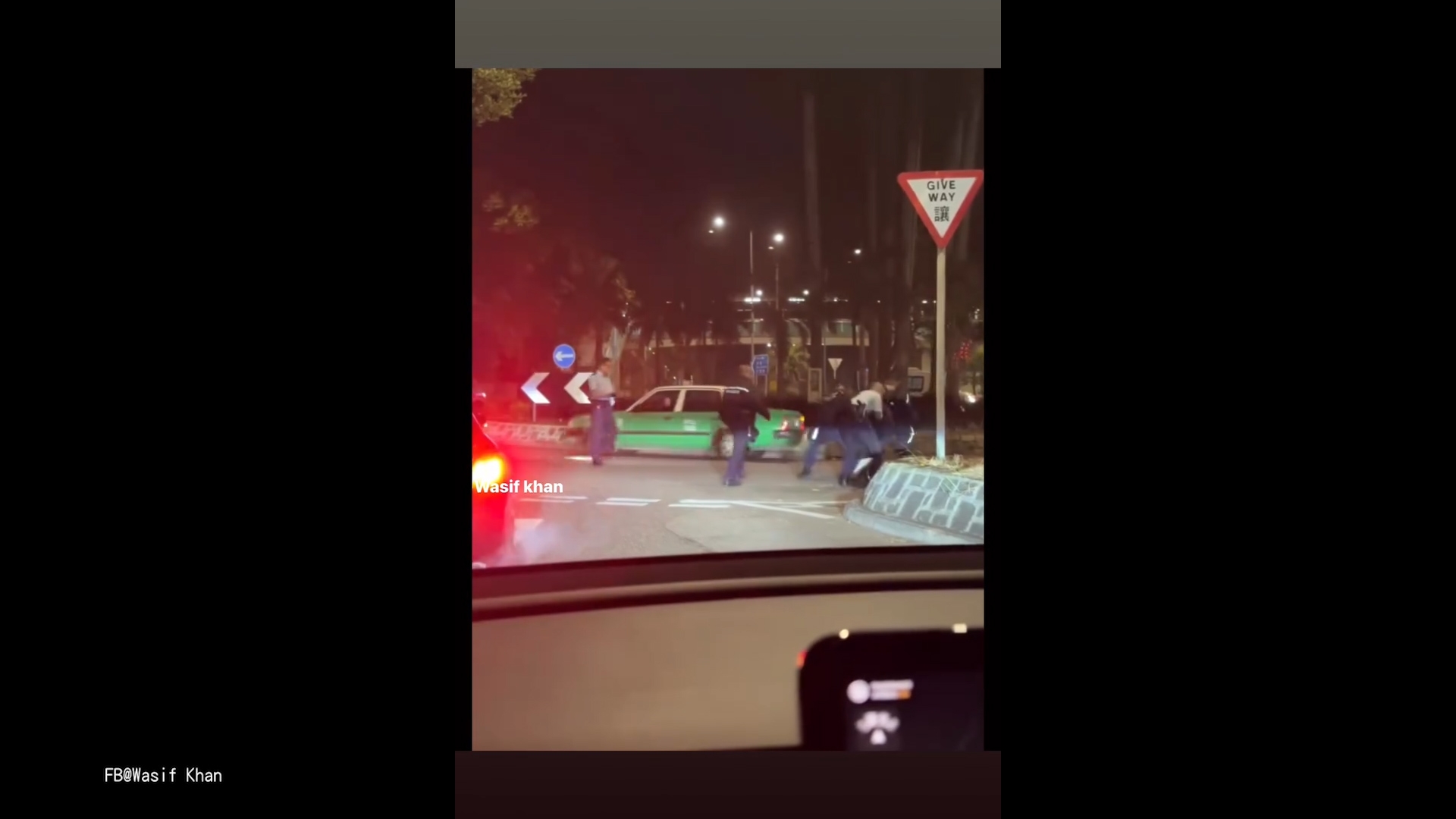 粉嶺軍地男子情緒激動衝出迴旋處　手持鐵板揮舞　有人高聲大呼「襲警」