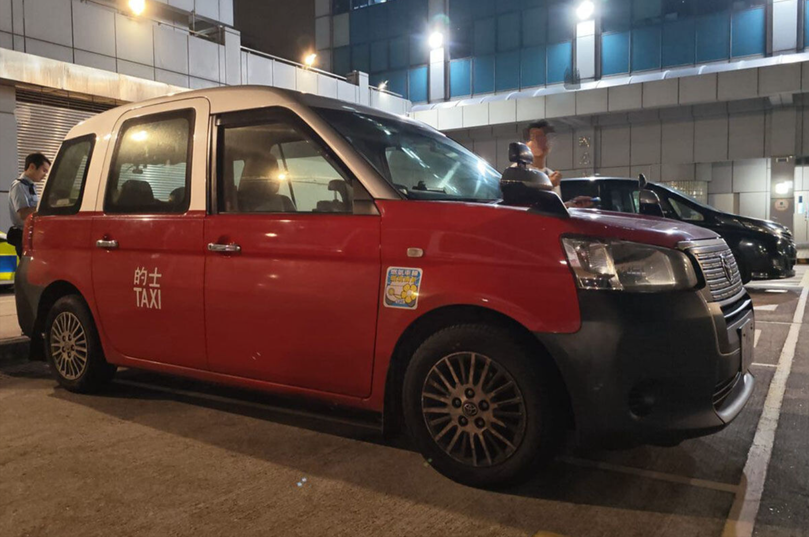 黑的迪士尼往港珠澳大橋口岸向乘客索「高速費用」　31歲司機涉4罪被捕 (警方圖片)