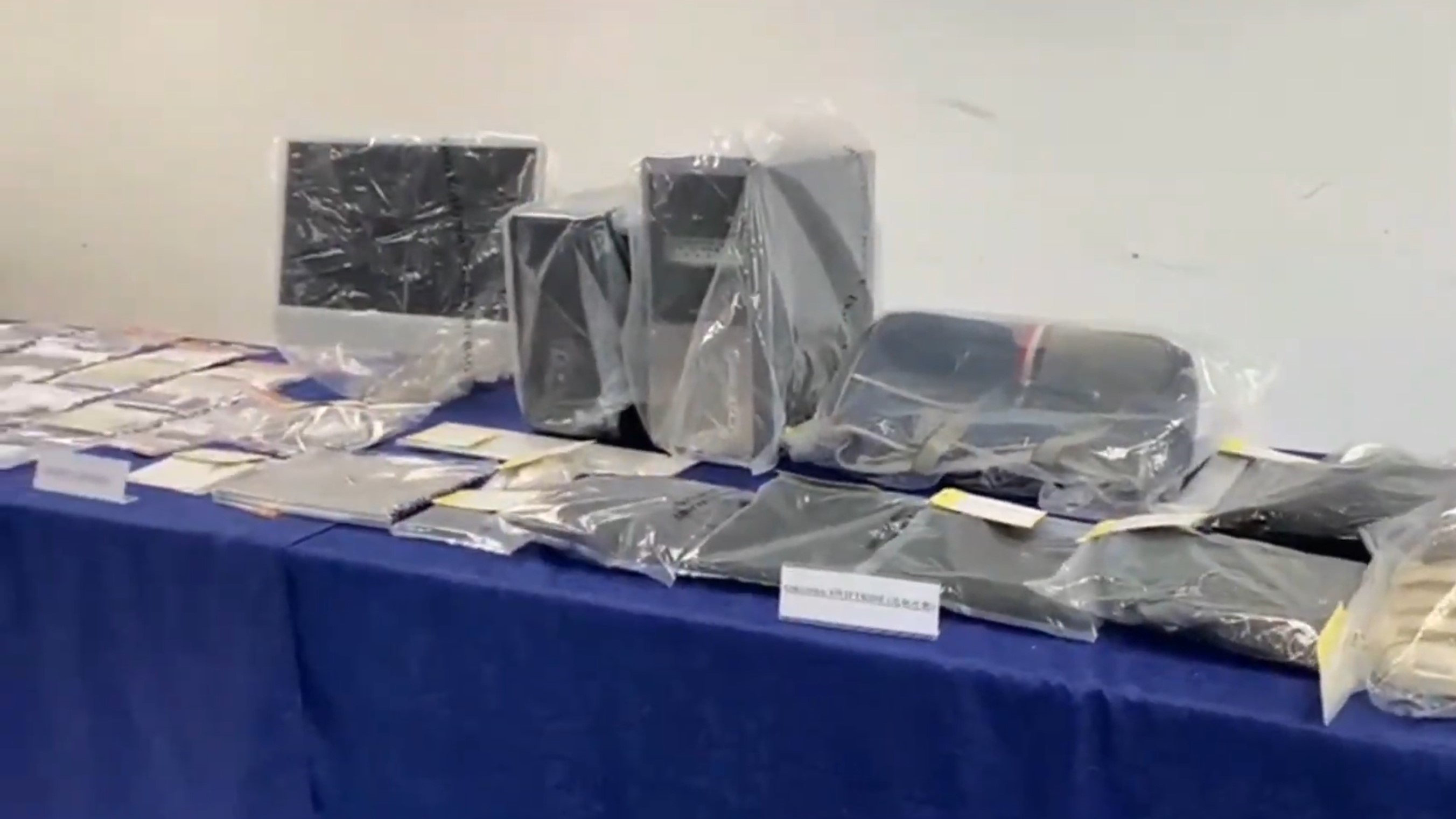 涉案物品。（警方YouTube直播截圖）