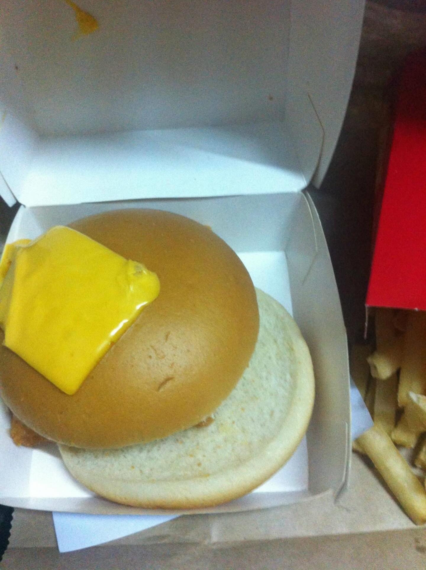 有人分享連芝士也被放錯位置的個案，相片中芝士竟被貼在麵包頂部