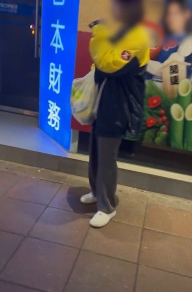 港鐵職員街頭穿制服吸煙被拍