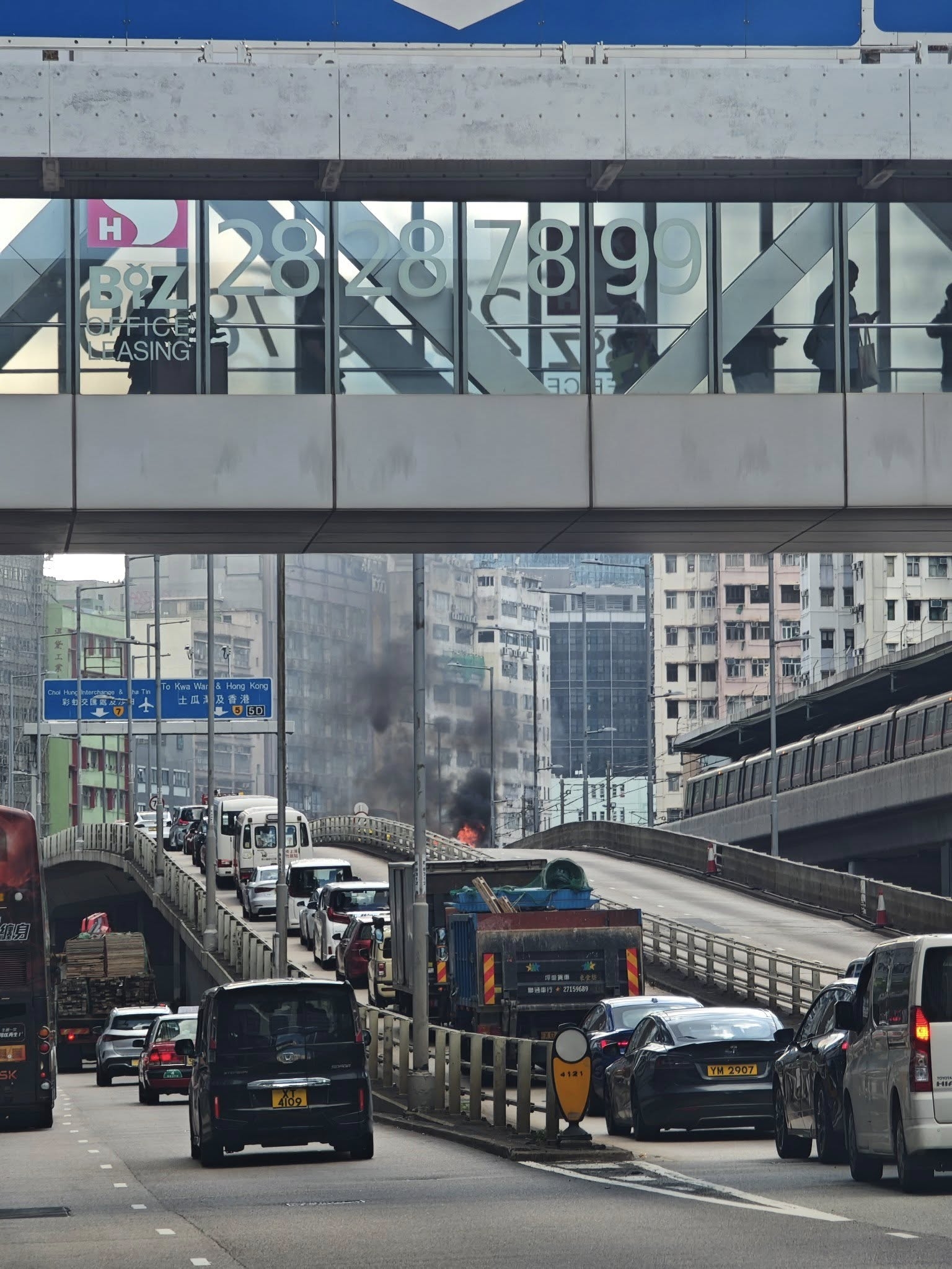 觀塘道天橋近牛頭角港鐵站位置有汽車起火，冒出大量黑煙。（Facebook圖片／馬路的事 (即時交通資訊台)／Kwan Firebb）