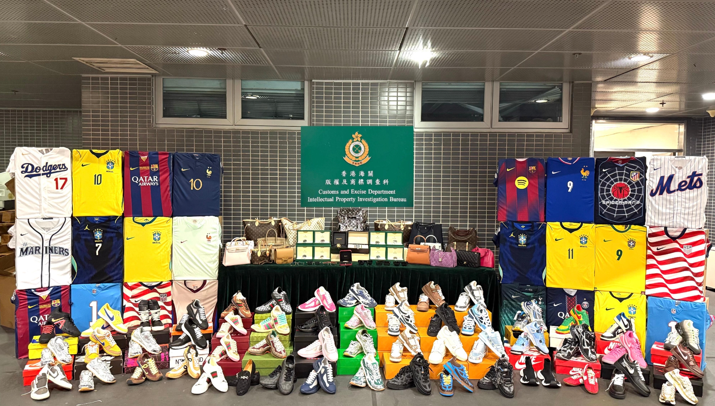 海關深圳灣進行打擊冒牌貨活動。海關指，4月12日於深圳灣管制站檢獲約7,200件懷疑冒牌貨物，估計市值共約240萬元。（海關提供）