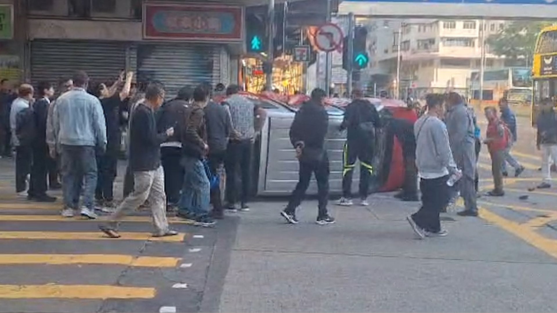 深水埗長沙灣道的士與BMW猛撞後翻側　司機受傷坐路邊等候送院