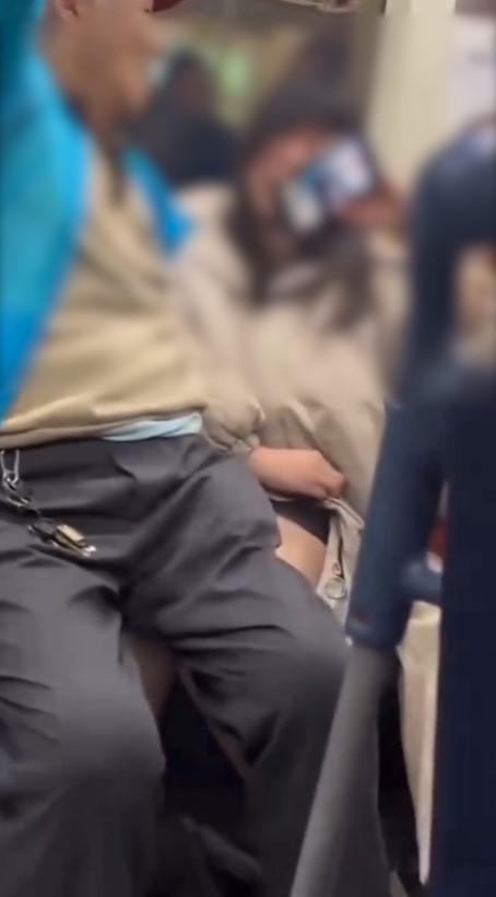 阿伯坐地鐵拒坐關愛座　強行坐女生大腿誇張畫面曝光　唔止偷摸仲磨蹭