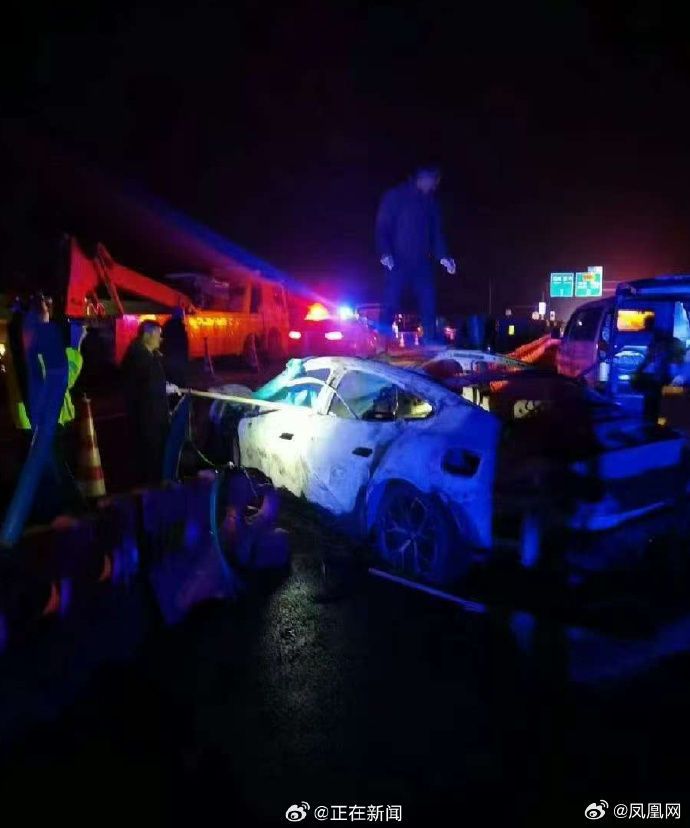 ▲小米電動車撞車起火釀3死，小米股價大跌超過5%。（圖／翻攝自微博）