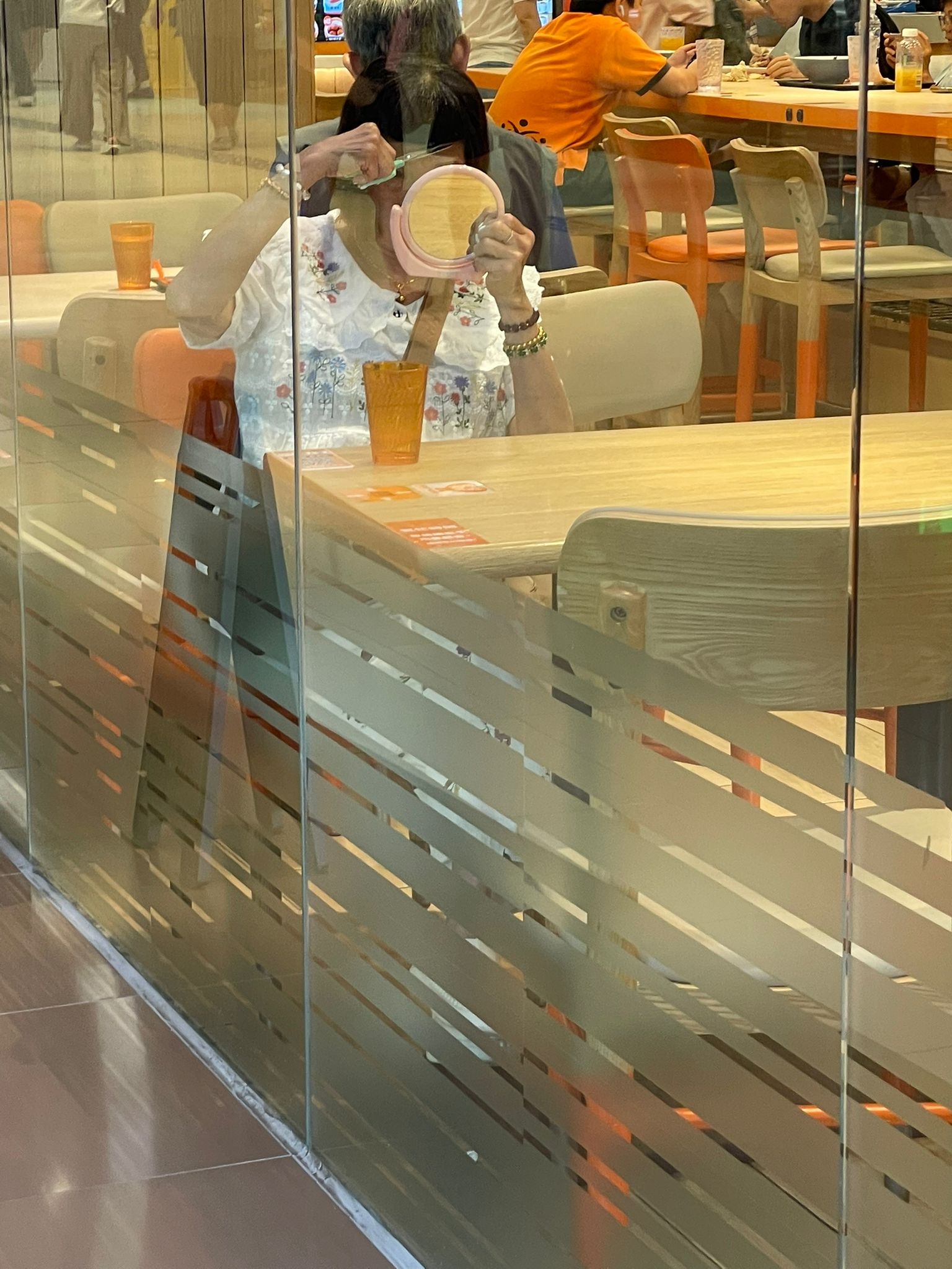 東張西望報料｜快餐店變「臨時理髮店」　食客公然剪頭髮　街坊直言：好唔衞生 （觀眾向東張+報料提供）