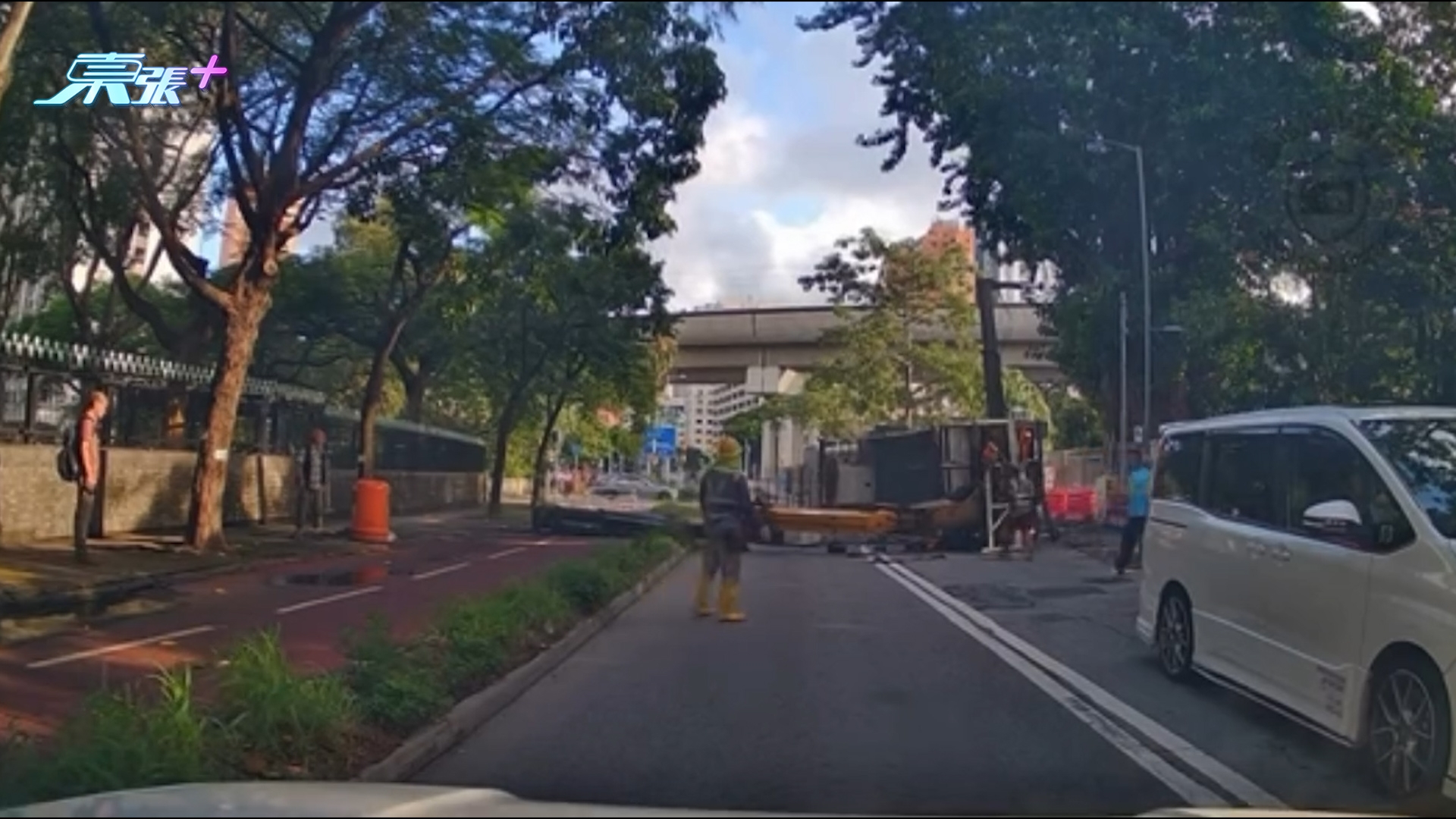 車Cam直擊｜元朗吊雞車路上吊物突反車翻側　險撞工人惹熱議