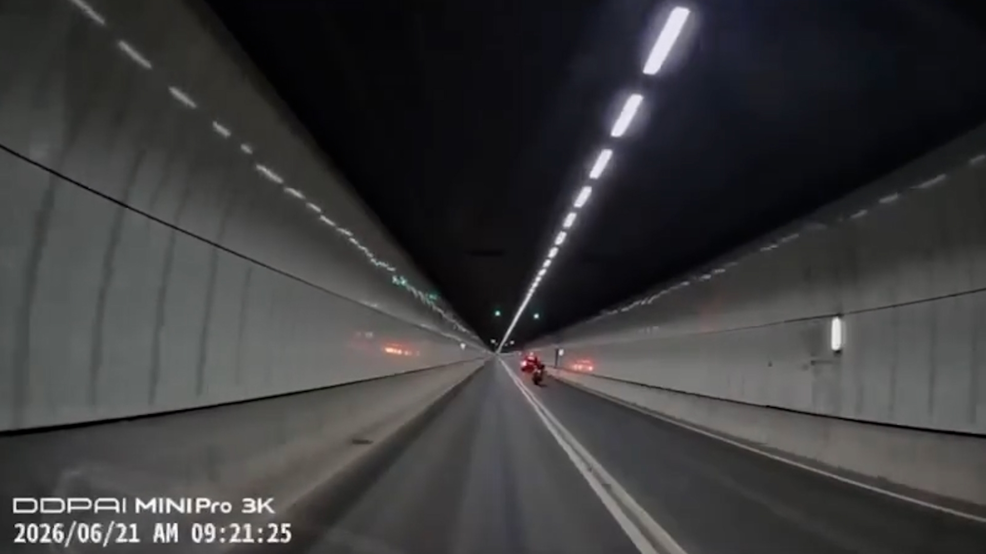 車Cam直擊｜粉嶺龍山隧道電車單「零減速」　鐵騎士猛撼壞車後飛出15米 （fb＠ChunHung Li）