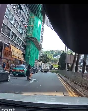 大埔母子騎電動單車兼無戴頭盔勁猖獗