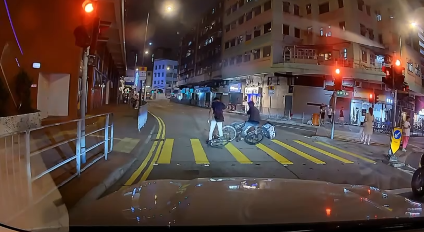 車Cam直擊｜電動單車衝紅燈直衝撞跌單車友