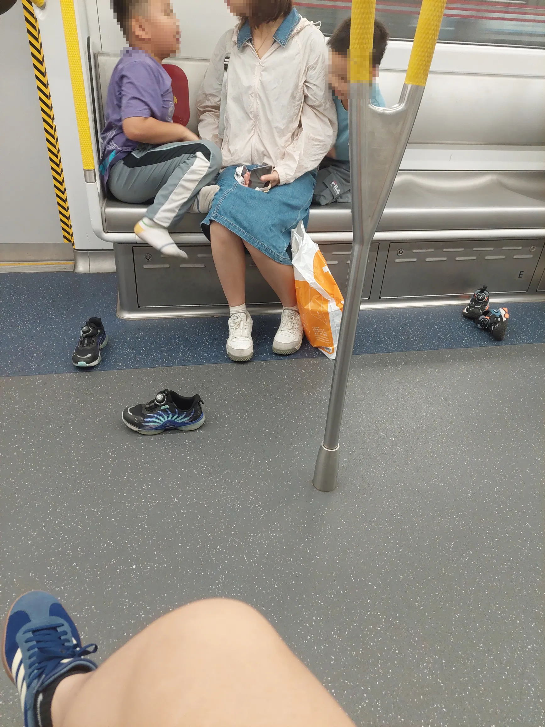 兩名男童均已脫鞋，鞋子散落在座位四周。（Threads圖片／key.6_8）