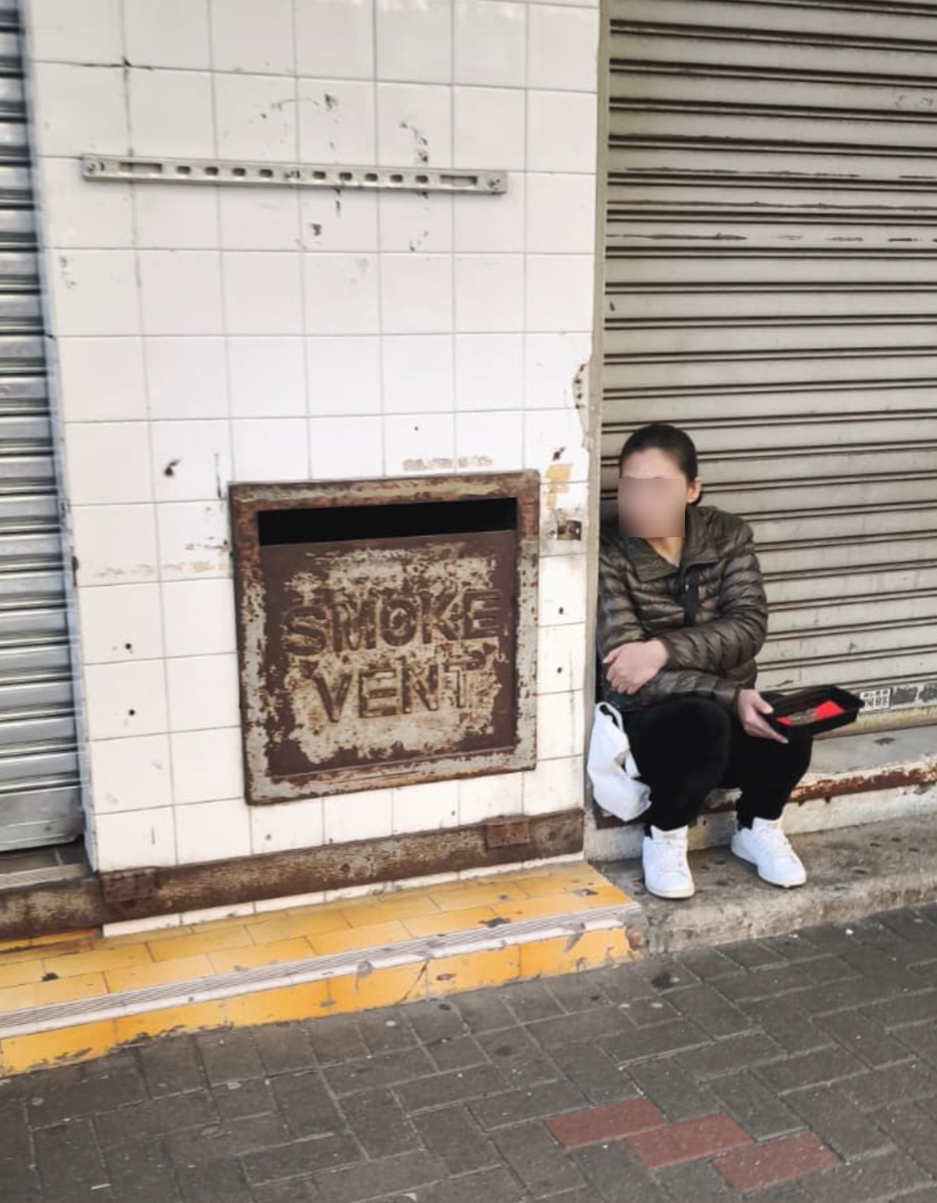 東張西望報料｜西灣河乞丐猖獗「全家」出動行乞 (觀眾顏先生提供)