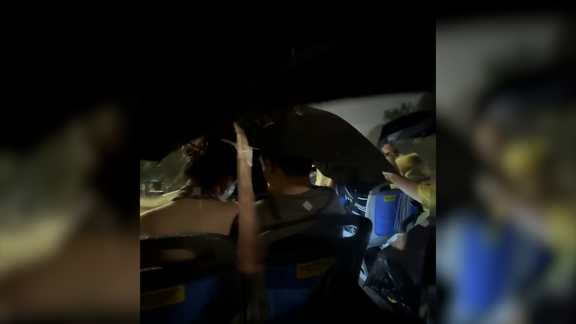 暴雨變「激流探險」？觀光巴士變瀑布　全車內地客濕透影片引爆網絡 （網上影片截圖）