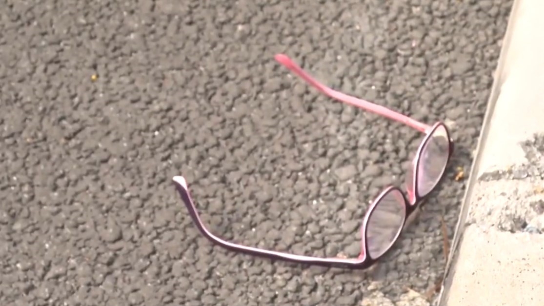 現場遺下一副眼鏡及一個水樽。（網上圖片）