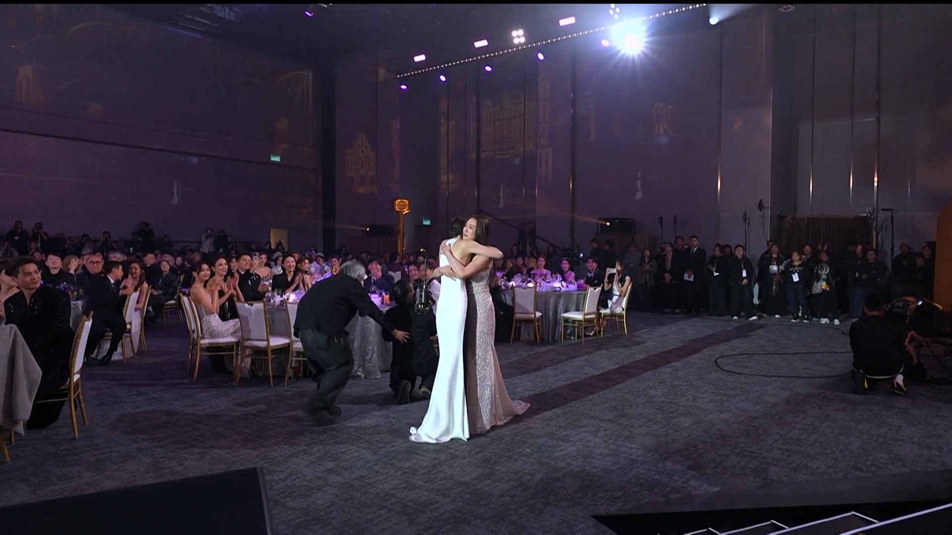 王敏奕得到最佳女配角，佘詩曼主動出來擁抱她，相當感動。