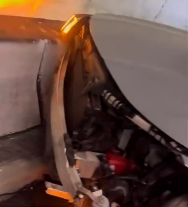 車頭嚴重損毀。（Facebook影片截圖／車cam L（香港群組）／車cam L） 