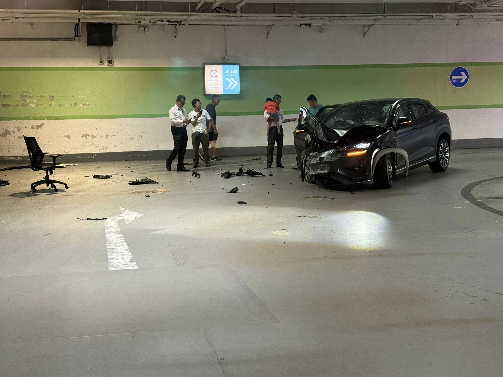 荃灣停車場私家車逆線撞入閘炒車　網民笑稱「高手」在民間