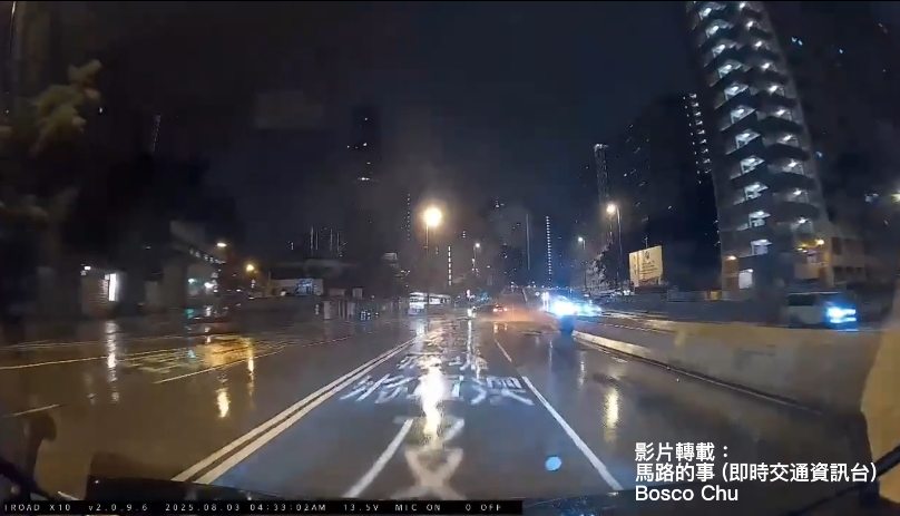 車Cam直擊｜龍翔道恐怖車禍，私家車疑「雨中跣軚」失控炒橋壆。(影片轉載：馬路的事 (即時交通資訊台)Bosco Chu)