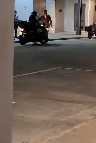 安達邨外賣員被男子爆粗追打，有人自稱為「三合會」成員。(影片截圖)