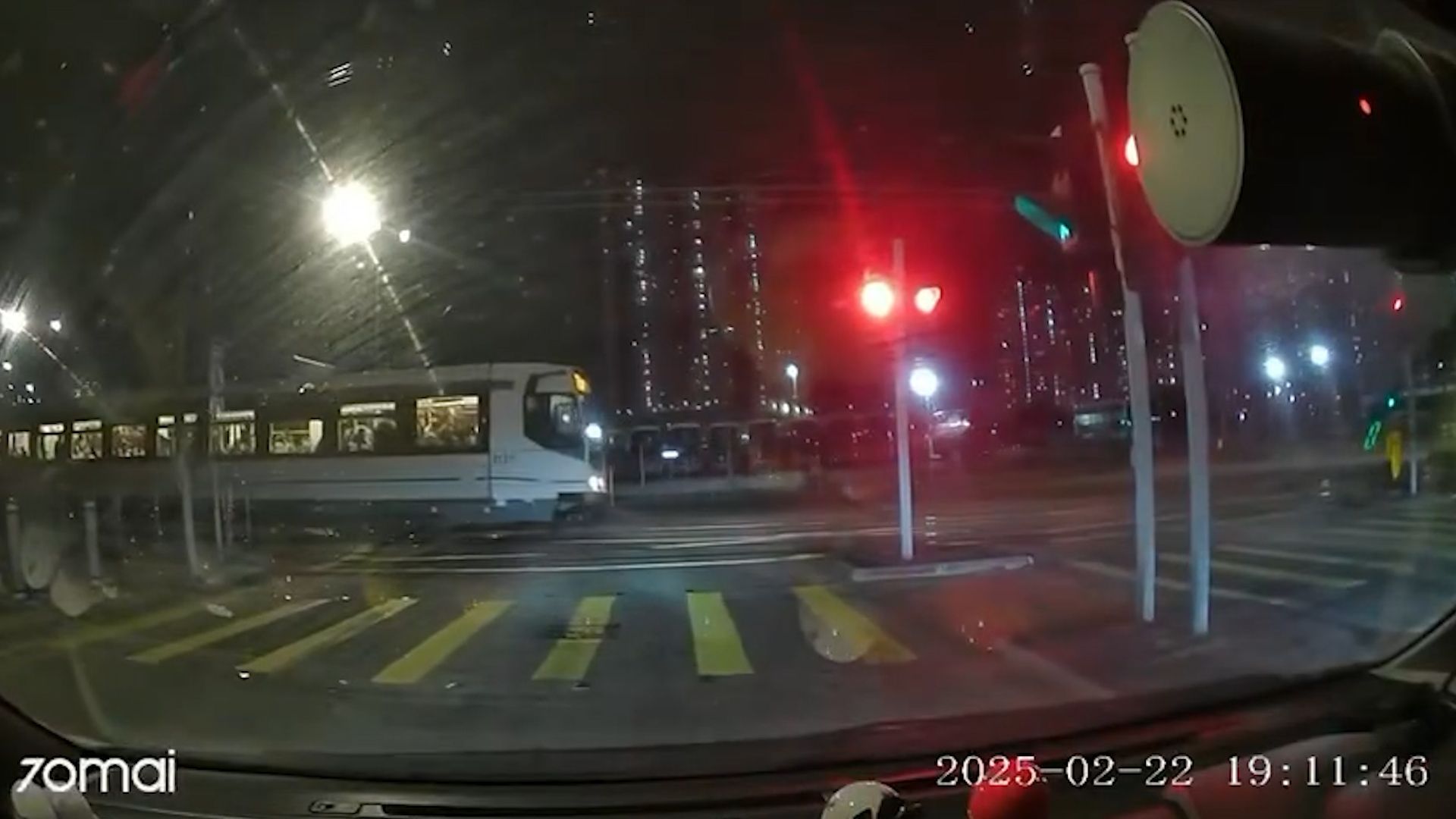 有片｜屯門寶馬私家車突然衝紅燈，遭輕鐵「攔腰撞」打白鴿轉。(影片截圖)