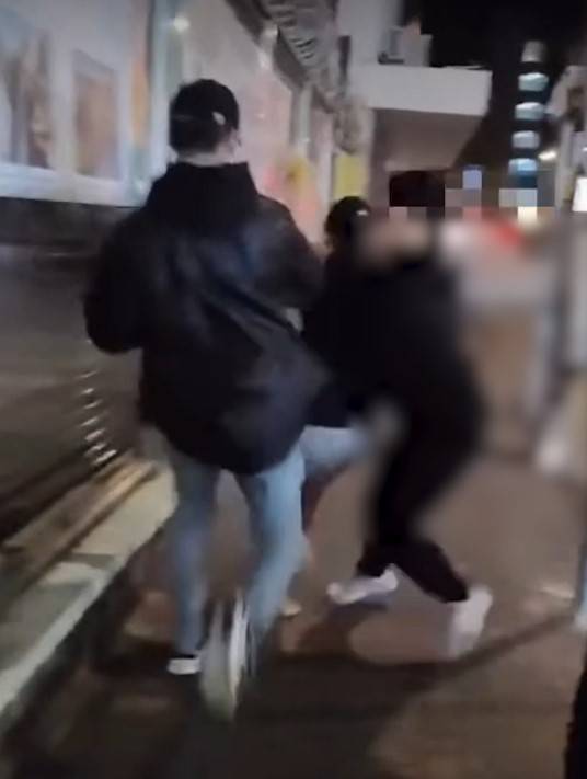 油麻地MMA｜短褲男遭雙人圍攻狠拳箍頸。(FB@Polly Sum)