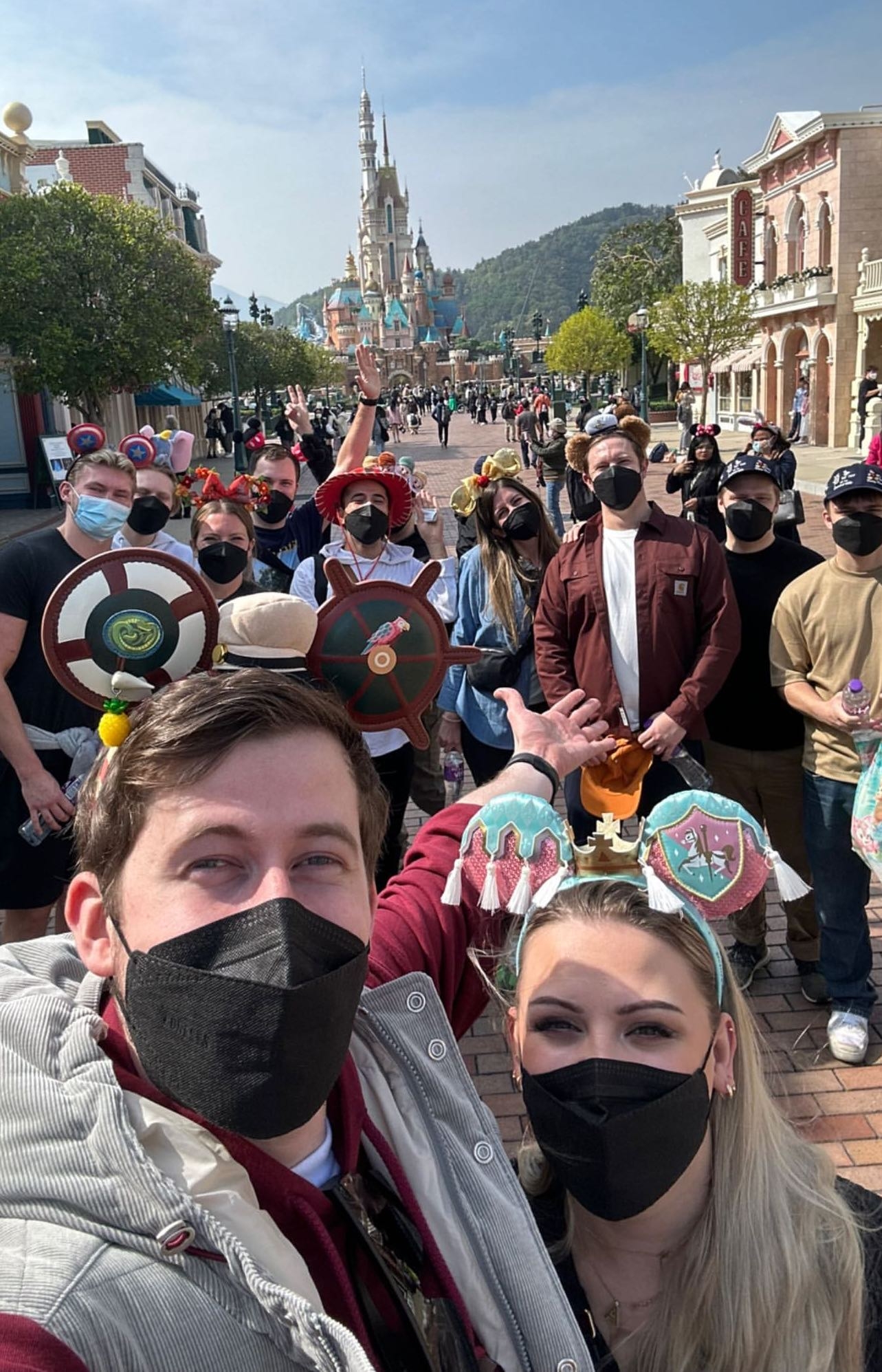 Alan Walker日前與女友及Tour團隊到主題樂園玩。