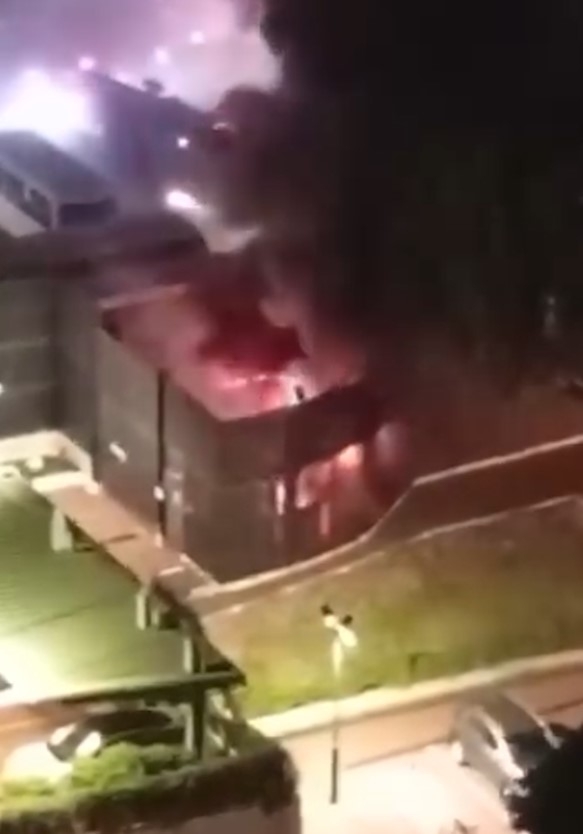 青山醫院臨時工地鐵皮倉失火冒濃煙　燒焦味飄至輕鐵青松站