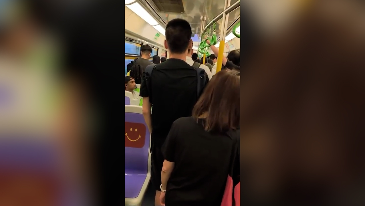 報料者表示，當時車廂內冇冷氣亦冇風，乘客在悶熱環境下被困，情況惡劣。