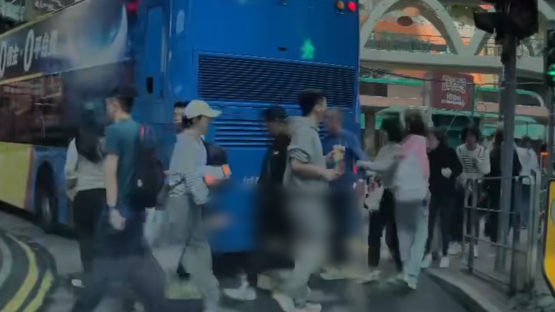 車Cam直擊｜銅鑼灣雙層巴士紅綠燈突倒車　片主：差啲撞到途人 (FB@ExhilaratingElk8888)