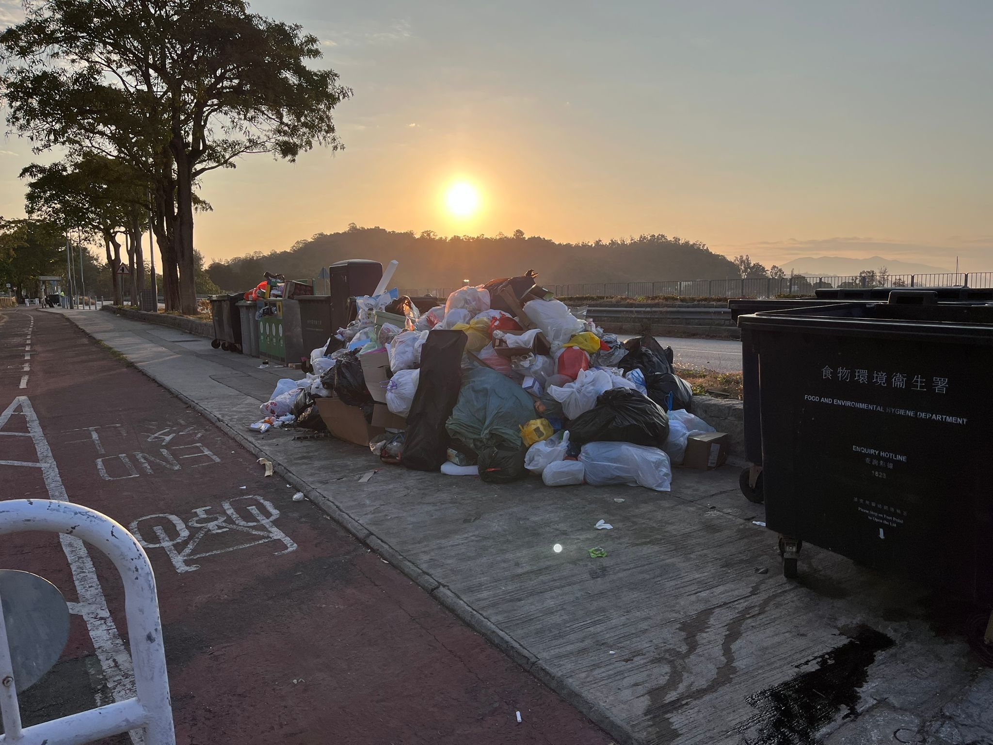 在大埔龍尾村，垃圾被放置在行人路再收集。（報料觀眾提供圖片）