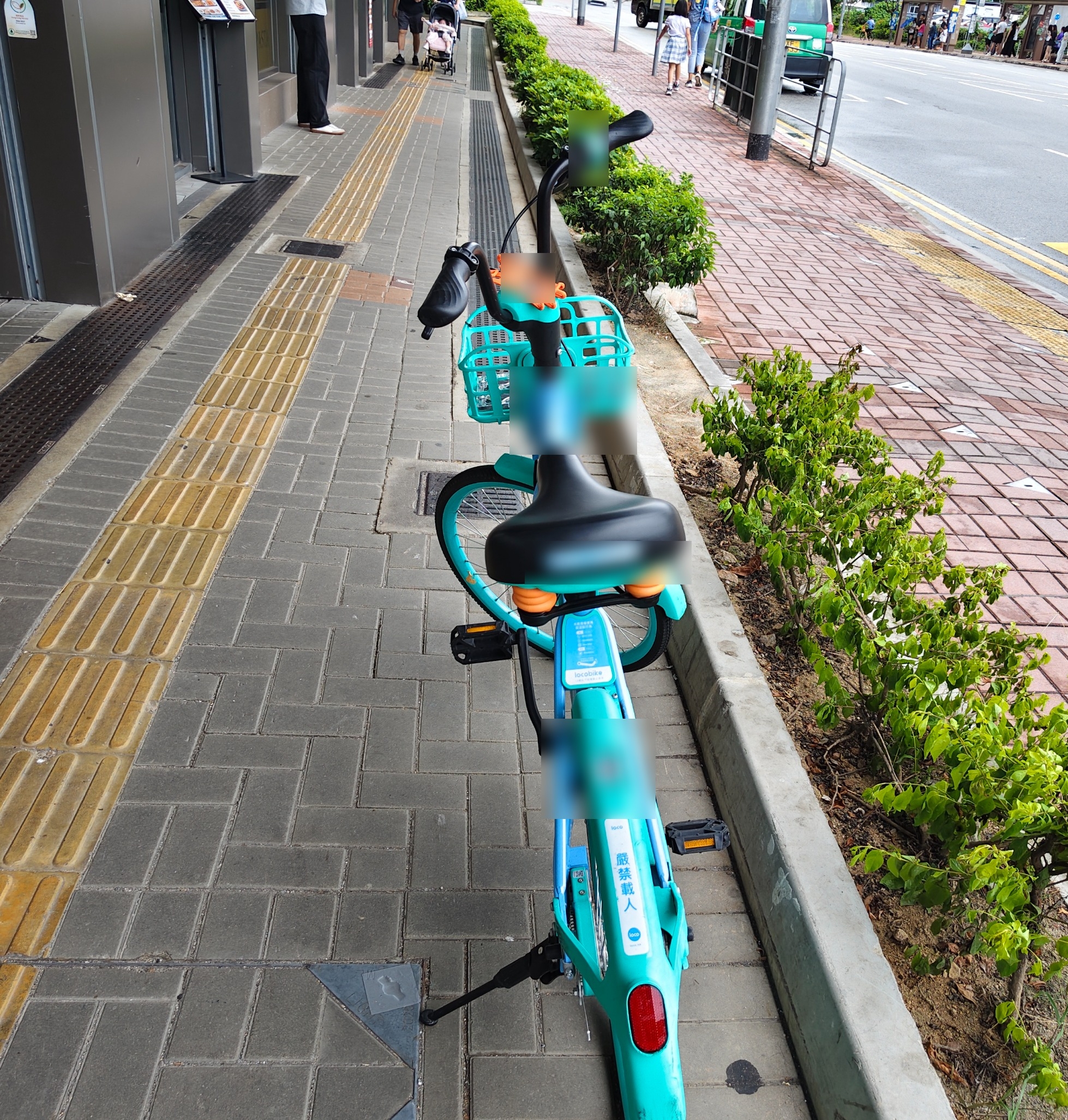 東張西望報料｜屯門行人路變共享單車徑？　騎手飛馳穿梭惹街坊不滿：怕撞傷途人 （觀眾李小姐報料提供）