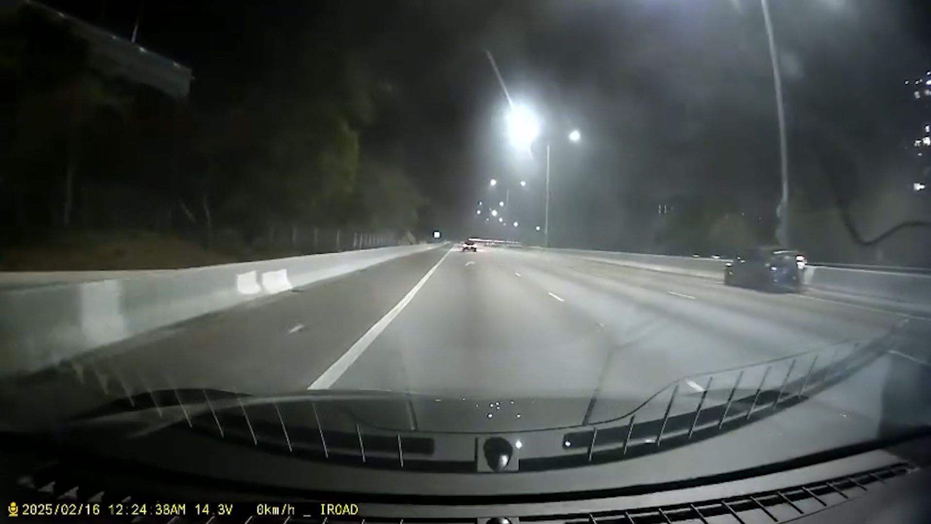 屯門公路私家車疑入彎時「甩尾」。(影片截圖)