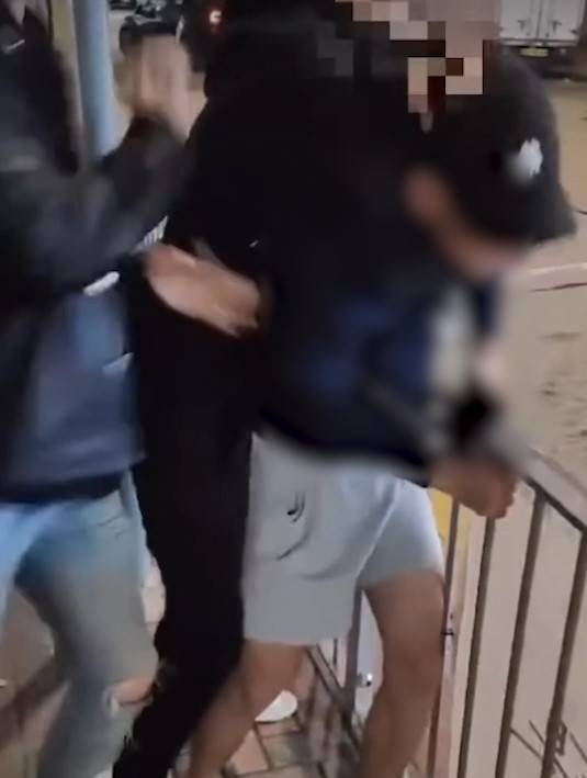 油麻地MMA｜短褲男遭雙人圍攻狠拳箍頸。(FB@Polly Sum)