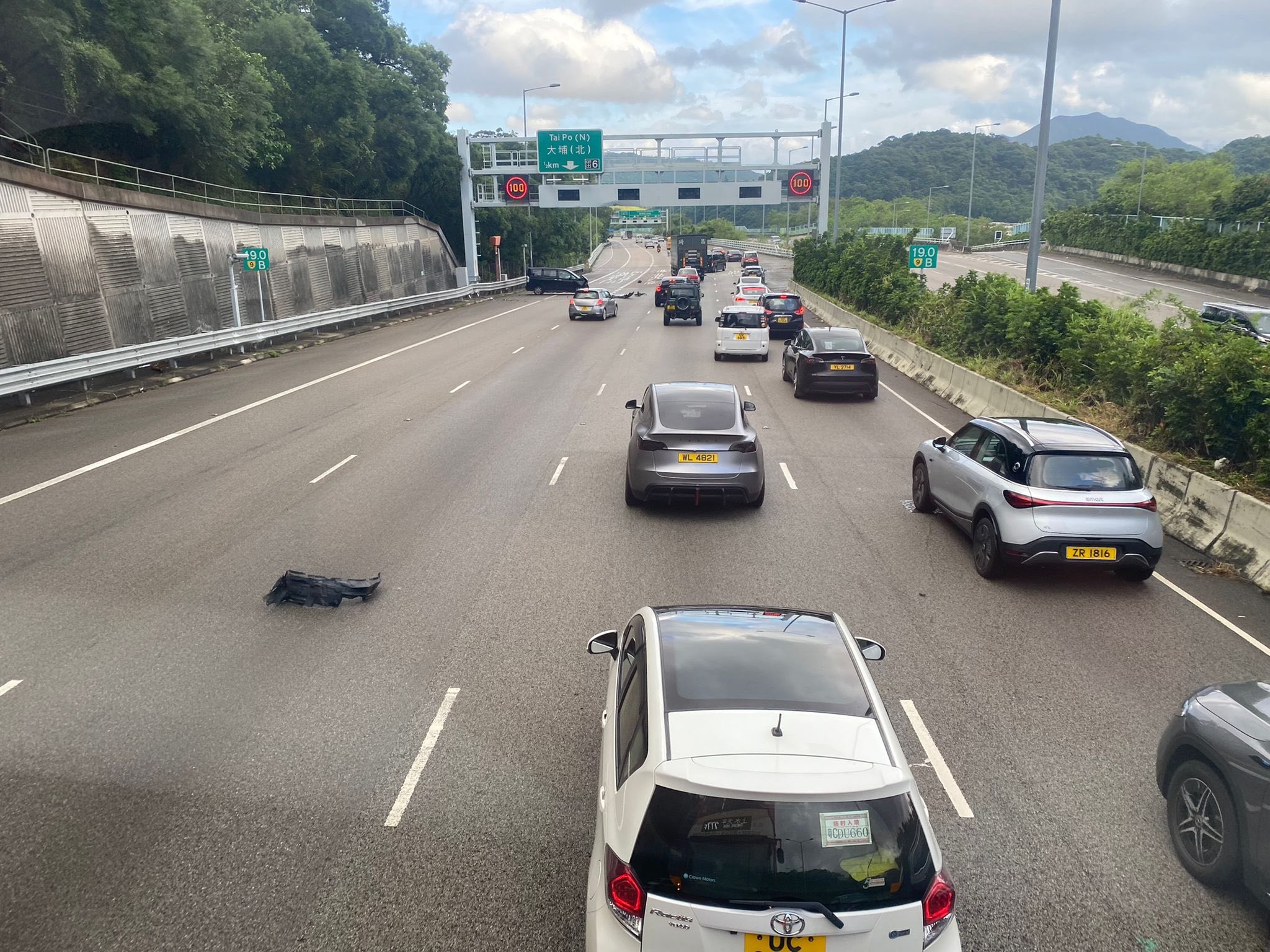 車Cam直擊｜吐露港公路七人車「舞龍」撞貨Van　再橫越三線撞壆停車