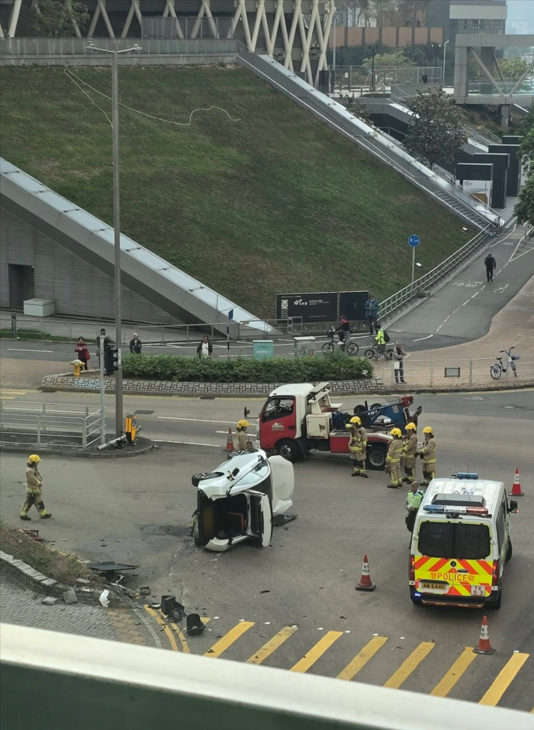 調景嶺私家車「自炒翻側」　撞毀交通燈後碎片散落一地　司機自行爬出 (FB@Calbee BGor)