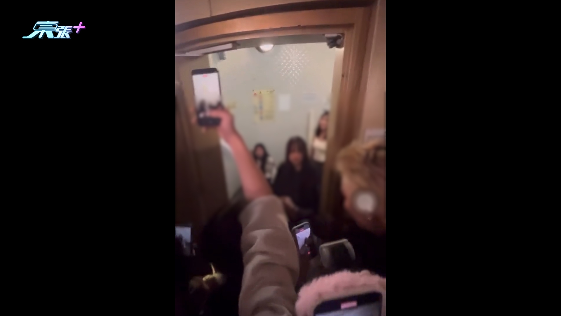 東張西望報料｜觀濱殘廁背心女狂毆黑衣少女　被拳打腳踢　童黨圍觀欺凌拍片