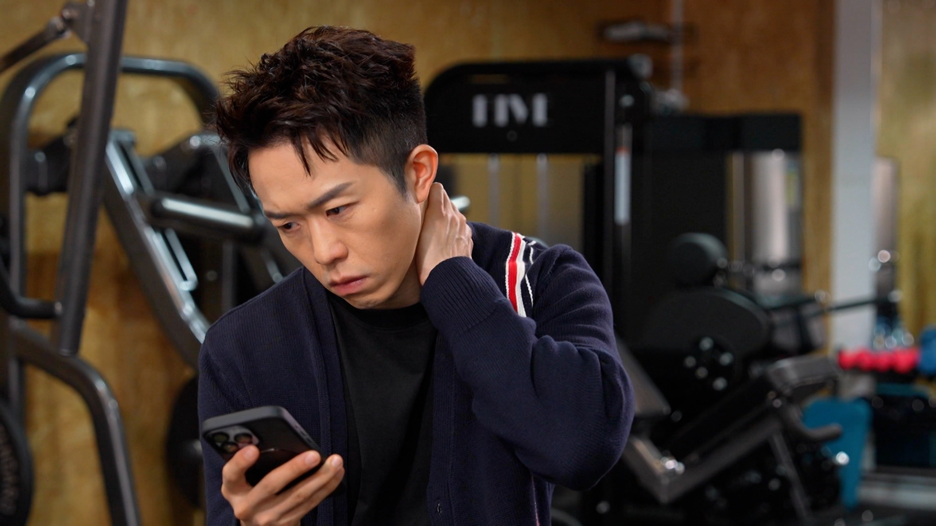 鄭衍峰表示：「我跟大家一樣，會低頭按電話，肩頸會有痛楚。 最痛的時候，我試過到藥房買止痛藥吃。」