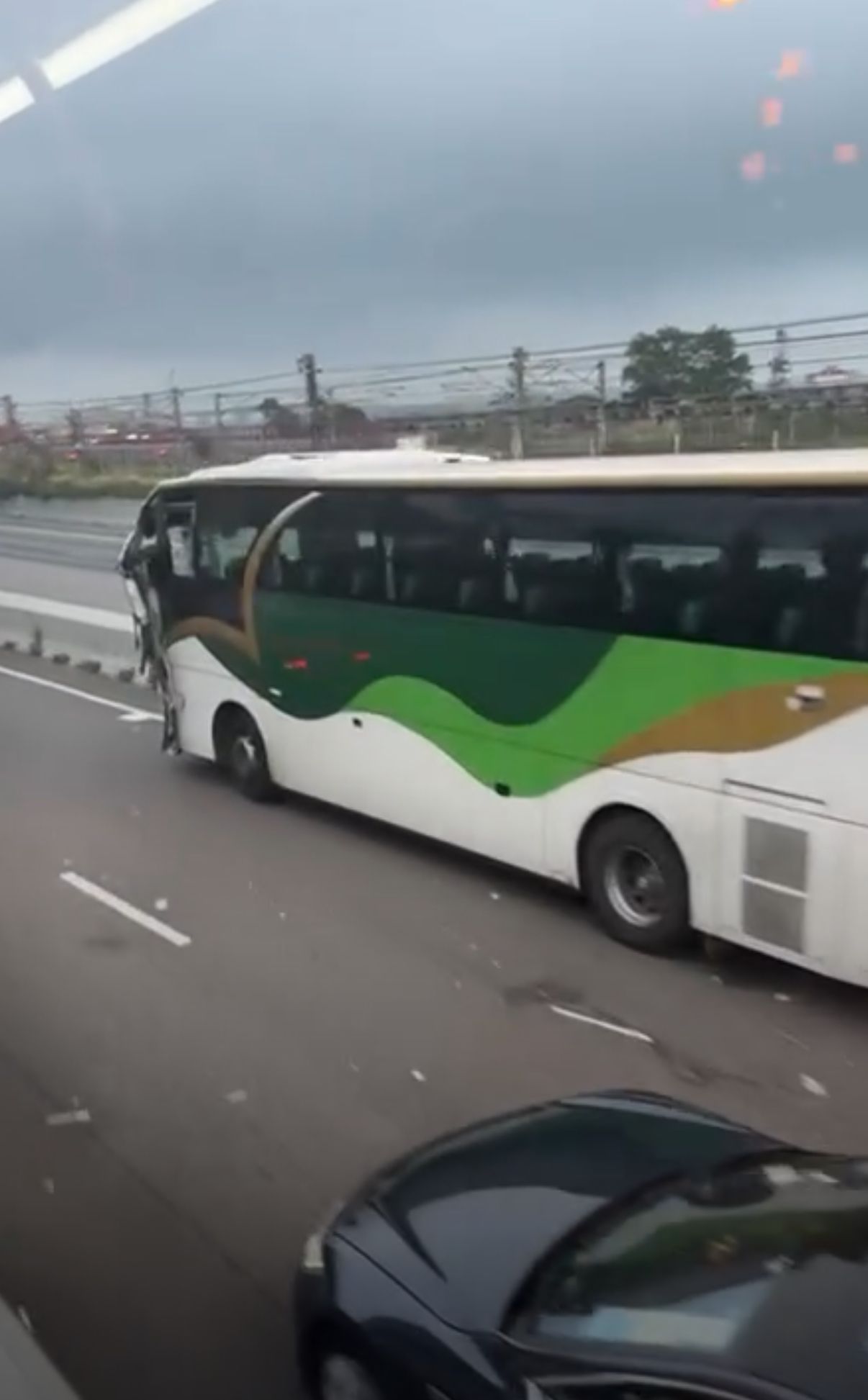北大嶼山公路旅遊巴撞箭嘴車，釀6人受傷。