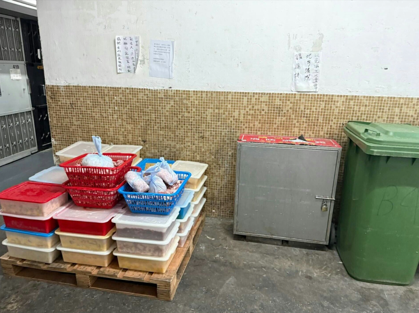 兩餸飯龍頭「權發小廚」工場凍肉放𨋢口引惡臭　店方發公告致歉：管理失職 (Threads)