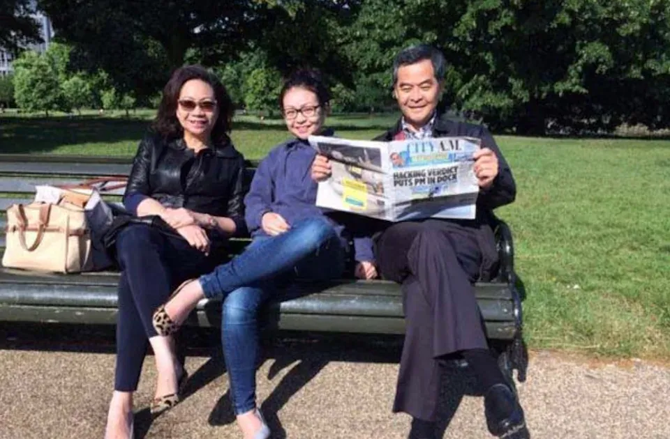 在梁齊昕割脈照發布後，多間媒體發布一張相片，當時梁齊昕（中）跟父母在海德公園合影。
