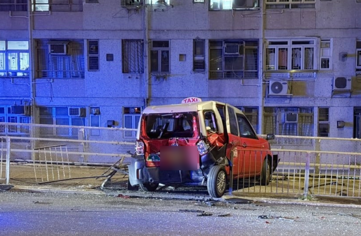 藍田的士遭客貨車推撞「慘成廢鐵」　衝鐵欄兼剷行人路全車變形