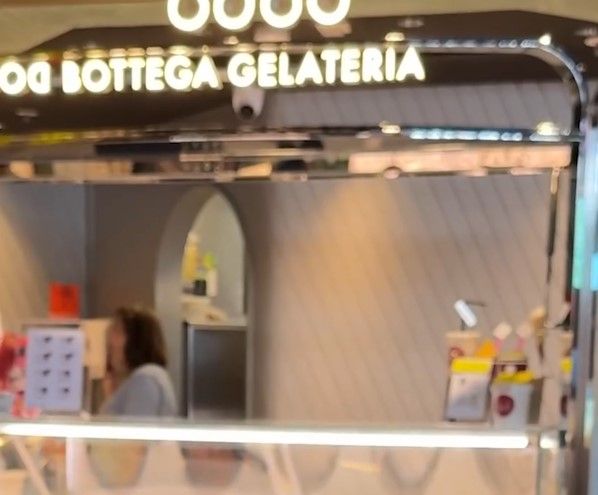 尖沙咀雪糕店店員狂舔雪糕匙過程被拍下
