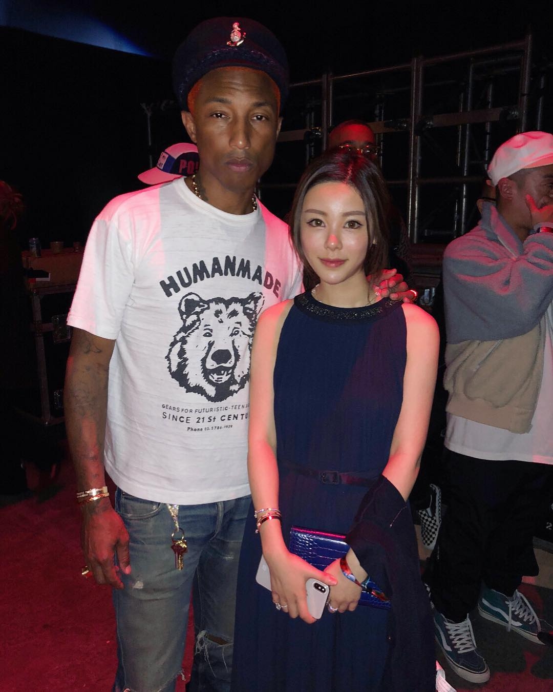與美國歌手Pharrell Williams合照。
