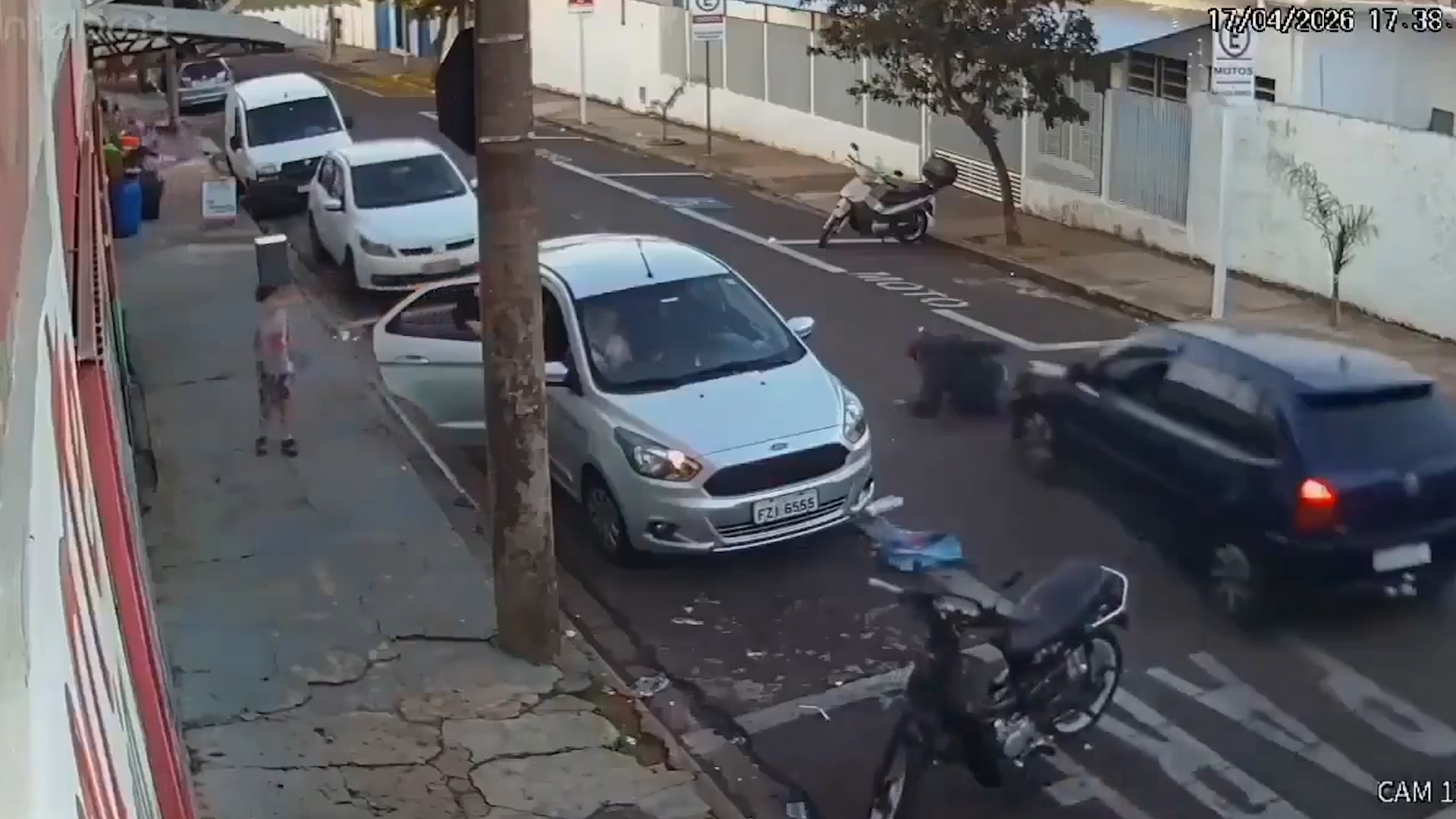 巴西便利店劫案　劫匪持假槍行劫逃跑時遭反擊　中彈後再被車撞落網