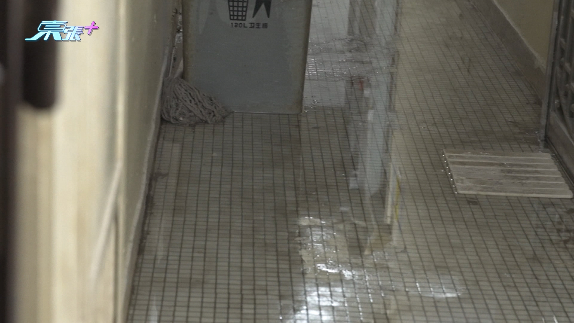 有住戶向《東張西望》報料，形容家中「好似落雨」，天花大面積剝落、地板濕到翹起，走廊更出現積水，安全情況令人憂慮。