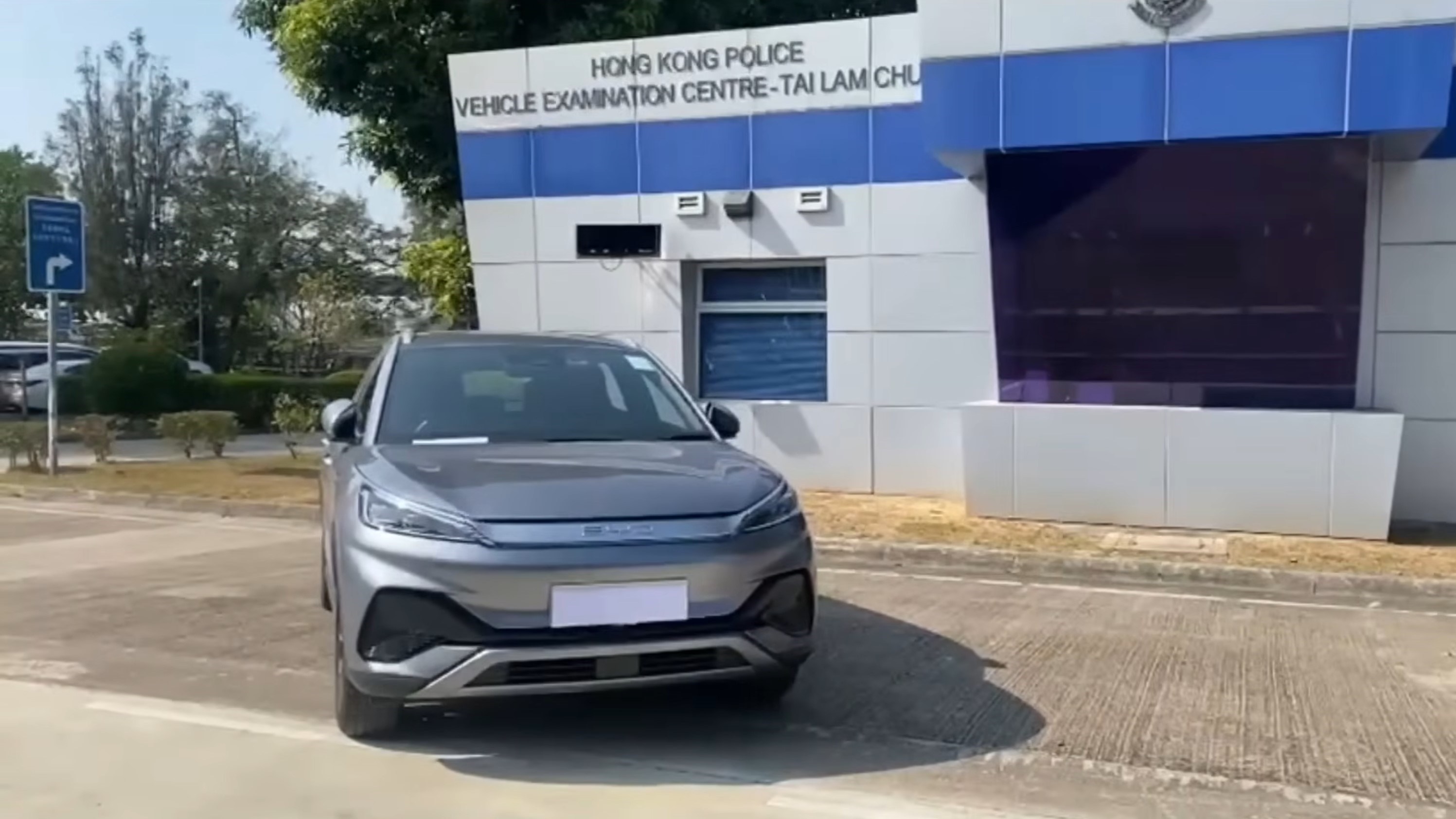 涉案兩輛BYD及AION私家車被扣查作進一步檢驗。（警方YouTube直播截圖）